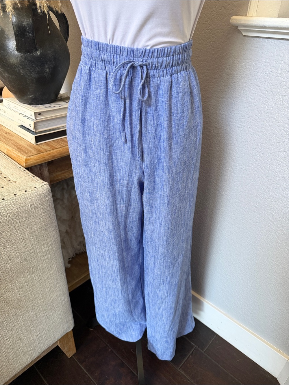 Joie Wide-Leg Pants feature a casual, lightweight design crafted from ligh - Picture 2 of 8
